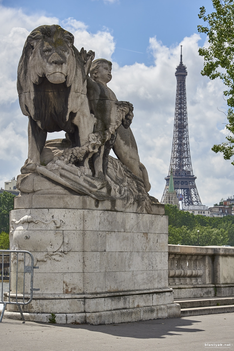 Lion protecting the Eiffel Tower? ;-)