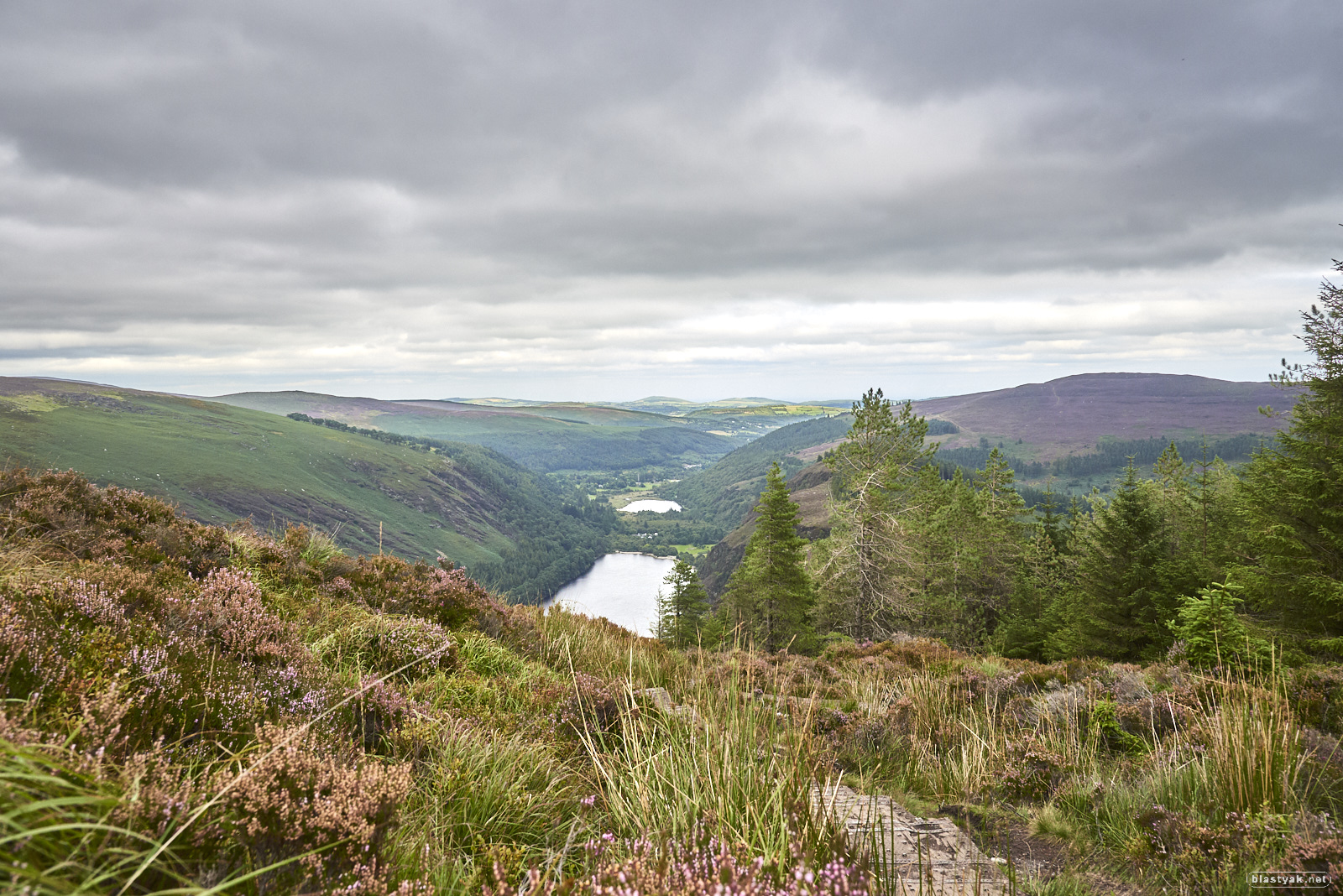 View on both lakes from the upper point of the trail